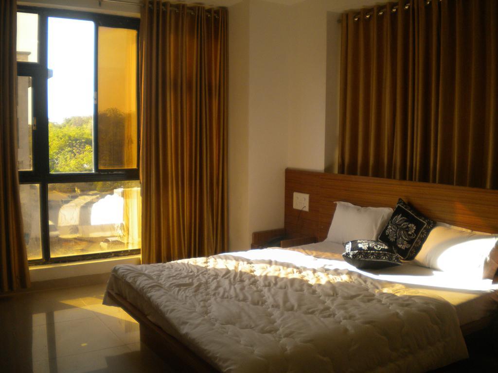 Hotel Midway Residency Gandhinagar Room photo