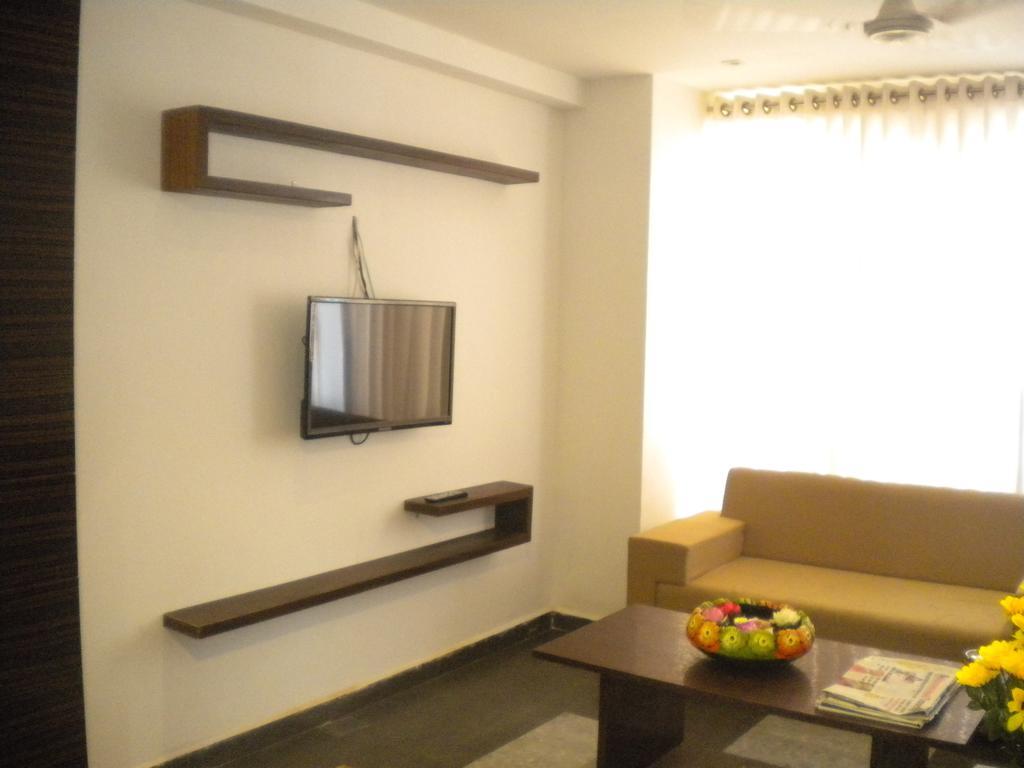 Hotel Midway Residency Gandhinagar Room photo